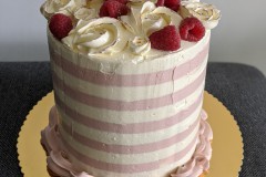 Foto-verjaardagstaart-met-strepen-roze-goud-rozetten-en-framboos