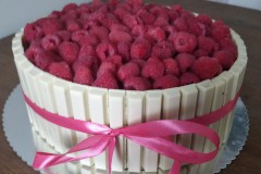 Witte-kitkat-taart-met-frambozen-en-witte-chocolade